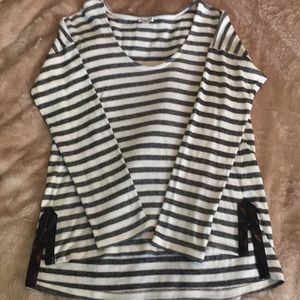 Splendid long sleeve shirt with black detailing.